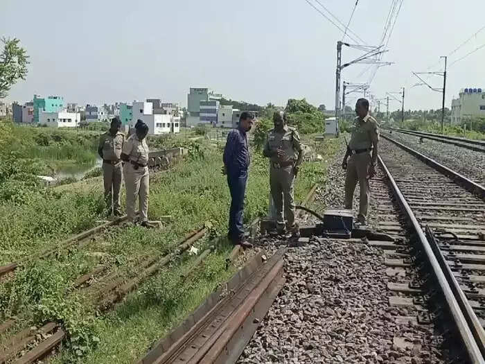 விடுமுறை நாளில் சோகம்... ரயில் முன்பு பாய்ந்து சாப்ட்வேர் நிறுவன ஊழியர் தற்கொலை!
