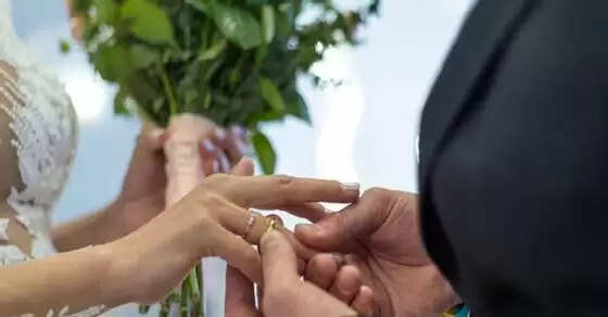 இப்போதான் இந்த சட்டத்தையே கொண்டு வாரீங்களா.. இங்கிலாந்தில் திருமண வயது 18 ஆக உயர்வு !