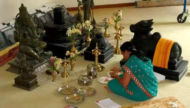 வீட்டில் விக்ரகங்களை வைத்து வழிபாடு செய்யலாமா? ஆன்மிக அன்பர்கள் கூறும் விளக்கம்!