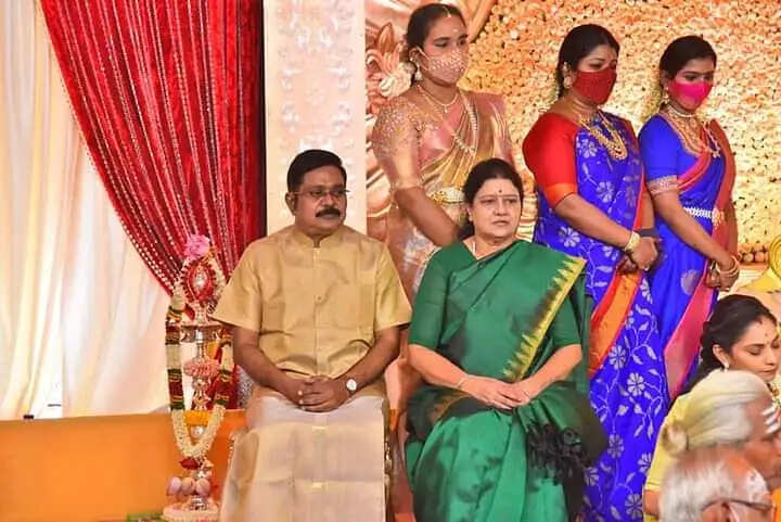 களை கட்டும் தஞ்சாவூர்!! டிடிவி மகளின் திருமண வரவேற்பில் சசிகலா பங்கேற்பு!!