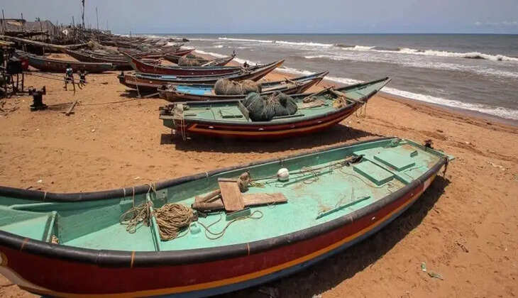 இன்று முதல் 2 மாத மீன்பிடி தடைக்காலம்!கரை ஒதுங்கிய விசைப்படகுகள்!