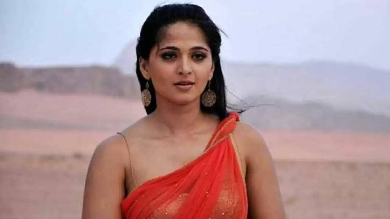 சுய ஊரடங்கின் மூலமே கொரோனாவை விரட்ட முடியும்! அனுஷ்கா !