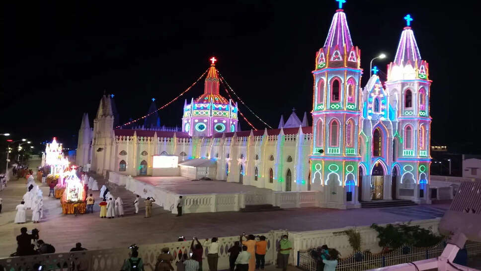 உலகப் புகழ்பெற்ற வேளாங்கண்ணி புனித ஆரோக்கிய மாதா பேராலய பெரிய தேர் பவனி