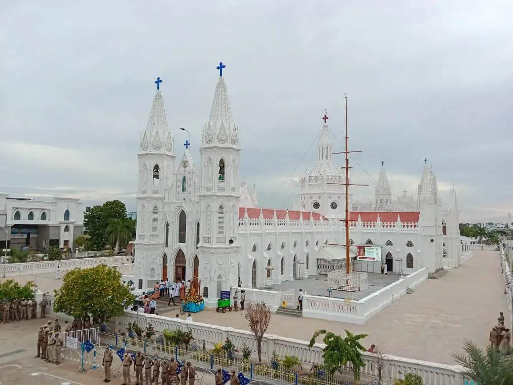 உலகப் புகழ் பெற்ற வேளாங்கண்ணி மாதா பேராலய திருவிழா இன்று மாலை கொடியேற்றத்துடன் தொடங்கியது.