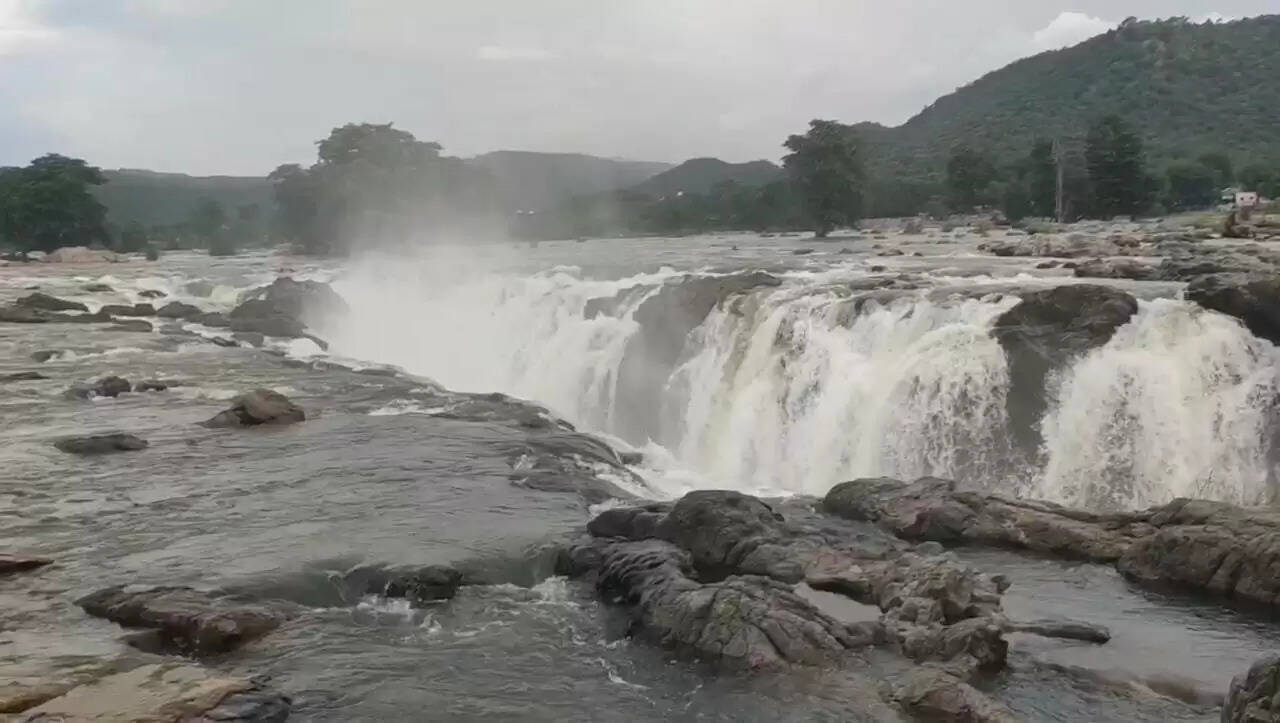 ஒரே நாளில் இத்தனை உயரமா? வேகமாக நிரம்பும் மேட்டூர் அணை!!