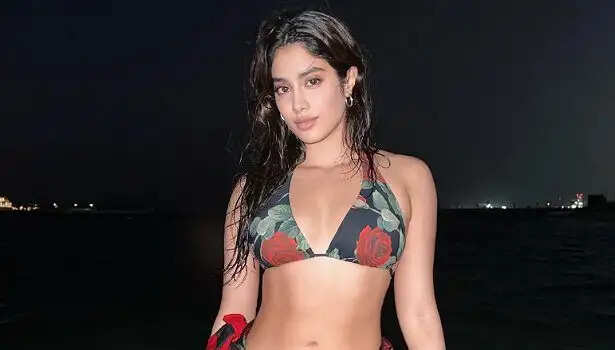 பிகினி உடையில் பிரபல நடிகைகள்!! வைரலாகும் புகைப்படங்கள்!!