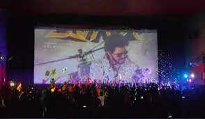 ’கில்லி’ ரீ-ரிலீஸ்!! தியேட்டர்களில் அலைமோதும் விஜய் ரசிகர்கள்!!