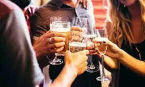 போதை தலைக்கேறி காவலாளியின் மண்டையை அடித்து உடைத்த காதல் ஜோடி!!