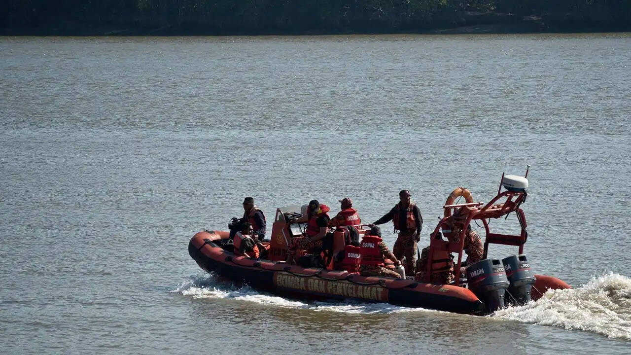 #BREAKING: படகு கவிழ்ந்து பெரும் விபத்து!! 11 பேர் பலி!