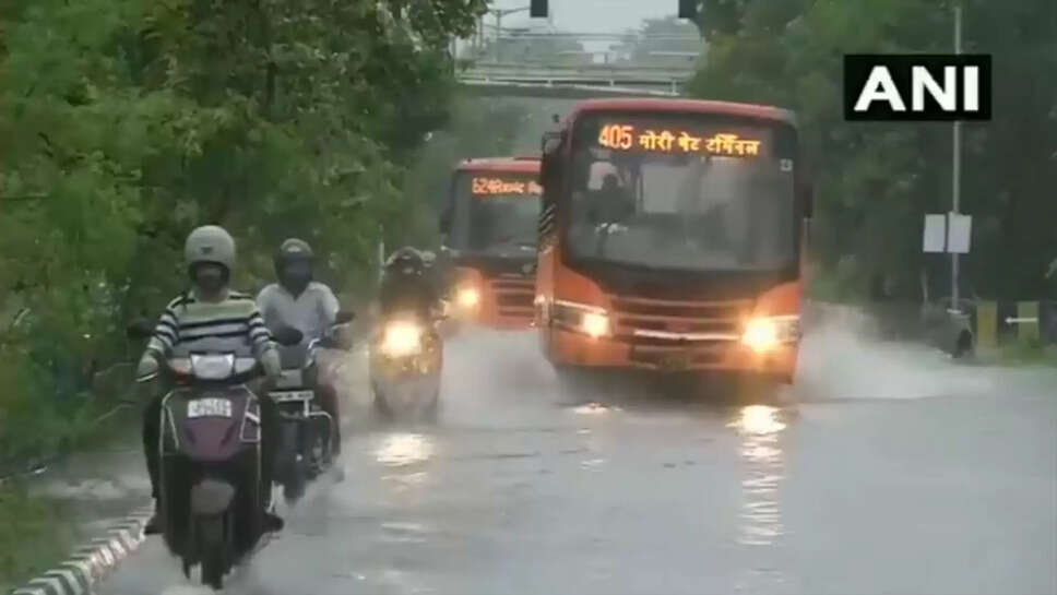 டெல்லியில் கனமழை: சாலைகளில் தேங்கிய மழை நீரால் போக்குவரத்து பாதிப்பு