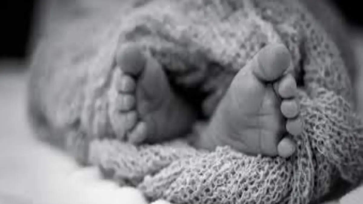 மூன்றாவதும் பெண் குழந்தை!! பிறந்த 6  நாட்களில் குழந்தை மர்மச் சாவு! பெற்றோர் மாயம்!!