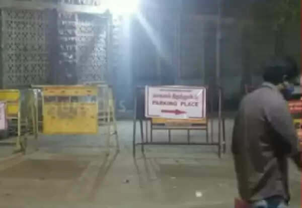 மதுரையில் பரபரப்பு! வாக்கு எண்ணும் மையத்திற்குள் நுழைந்த மர்ம நபர்கள்!!