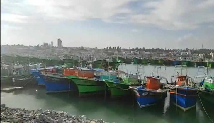 இன்று முதல் 2 மாத மீன்பிடி தடைக்காலம்!கரை ஒதுங்கிய விசைப்படகுகள்!