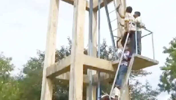 குடிநீர் தொட்டி மீது ஏறி ஆன்லைனில் படிக்கும் மாணவர்கள்!