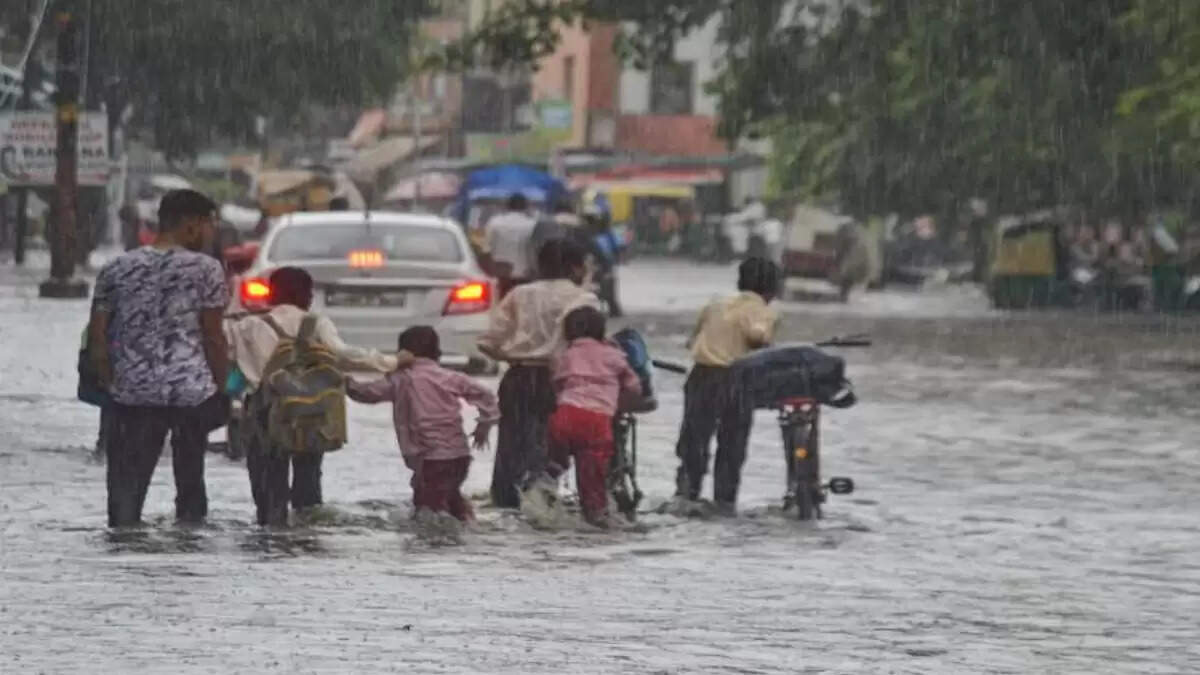 தமிழகத்தில் 23 மாவட்டங்களில் பள்ளி, கல்லூரிகளுக்கு விடுமுறை..!!