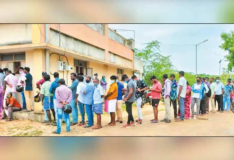 45 காலி பணியிடங்களுக்கு 2,000க்கும் அதிகமான விண்ணப்பங்கள் குவிந்தன!