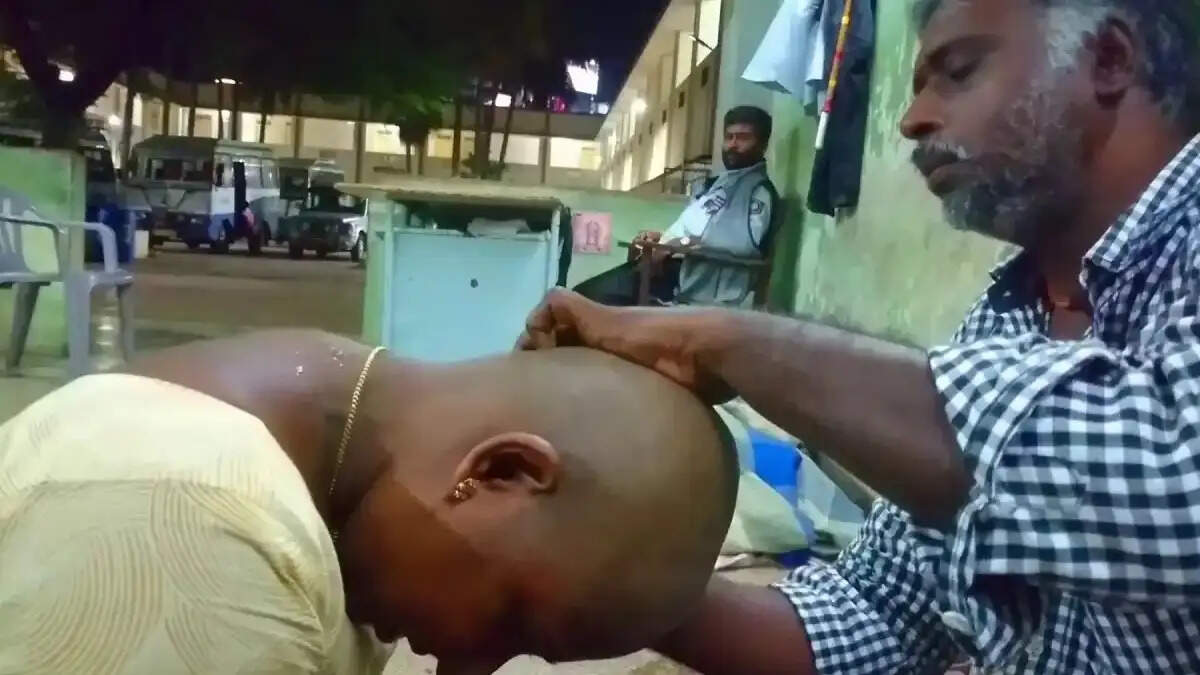 காதல் திருமணம்- மகளுக்கு மொட்டை அடித்து அழைத்துச் சென்ற பெற்றோர்..!!