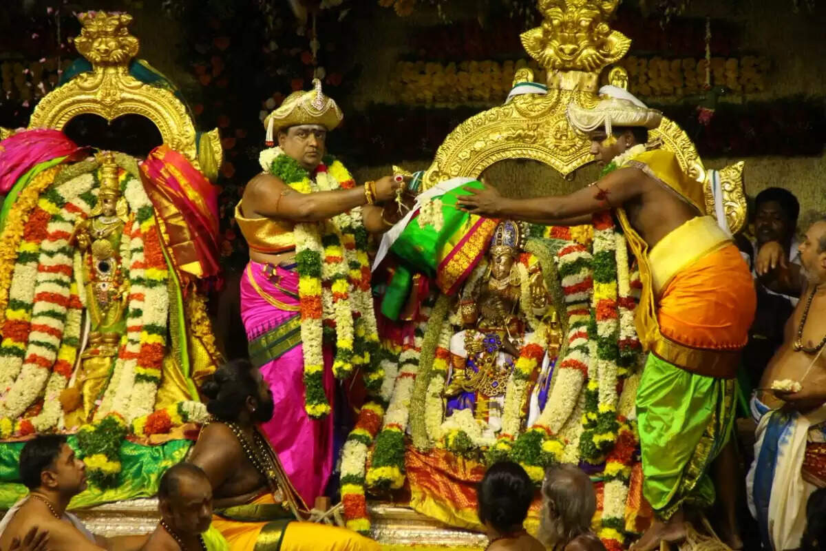 மதுரையில் மீனாட்சி அம்மனுக்கு பட்டாபிஷேகம்..!