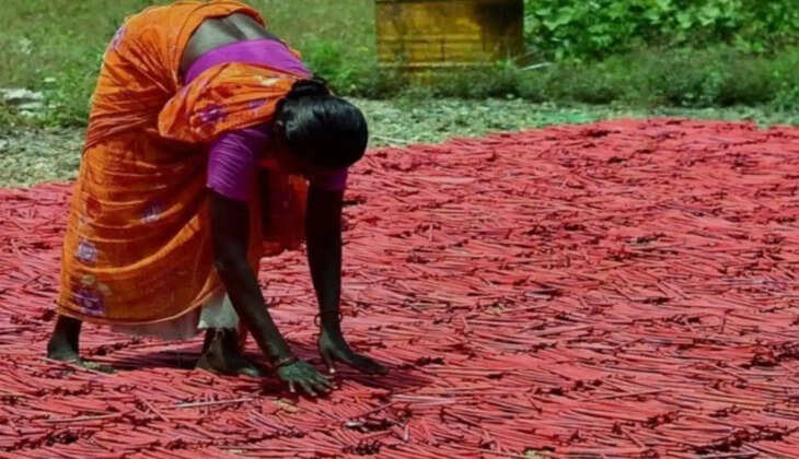 பட்டாசு உற்பத்தி மும்மூரம்! விற்பனையில் விண்ணைத் தொடும் சிவகாசி!