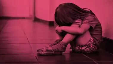 பெற்றோர் அன்புக்கு ஏங்கியதால் பச்சிளம் குழந்தைக்கு சூடு வைத்த 5 வயது சிறுமி!!