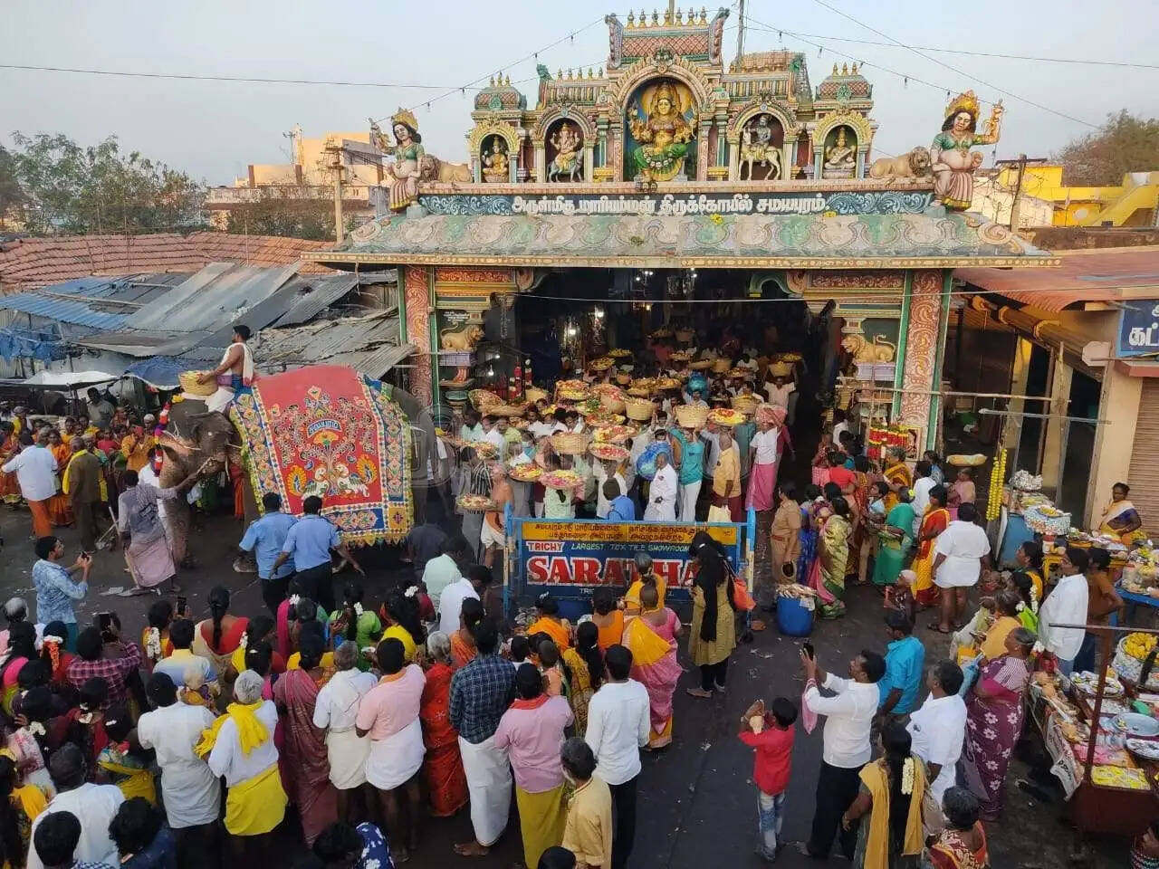 ஆடி 2வது வெள்ளிக்கிழமை! திருச்சி சமயபுரம் மாரியம்மன் கோயிலில் குவிந்த பக்தர்கள்!