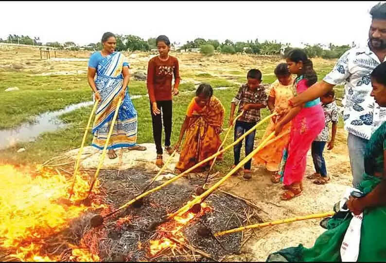 இன்று ஆடி மாசம் பொறந்துடுச்சு! ஆடி 1ம் தேதி ஏன் தேங்காய் சுட்டு கொண்டாடுகிறோம் தெரியுமா?