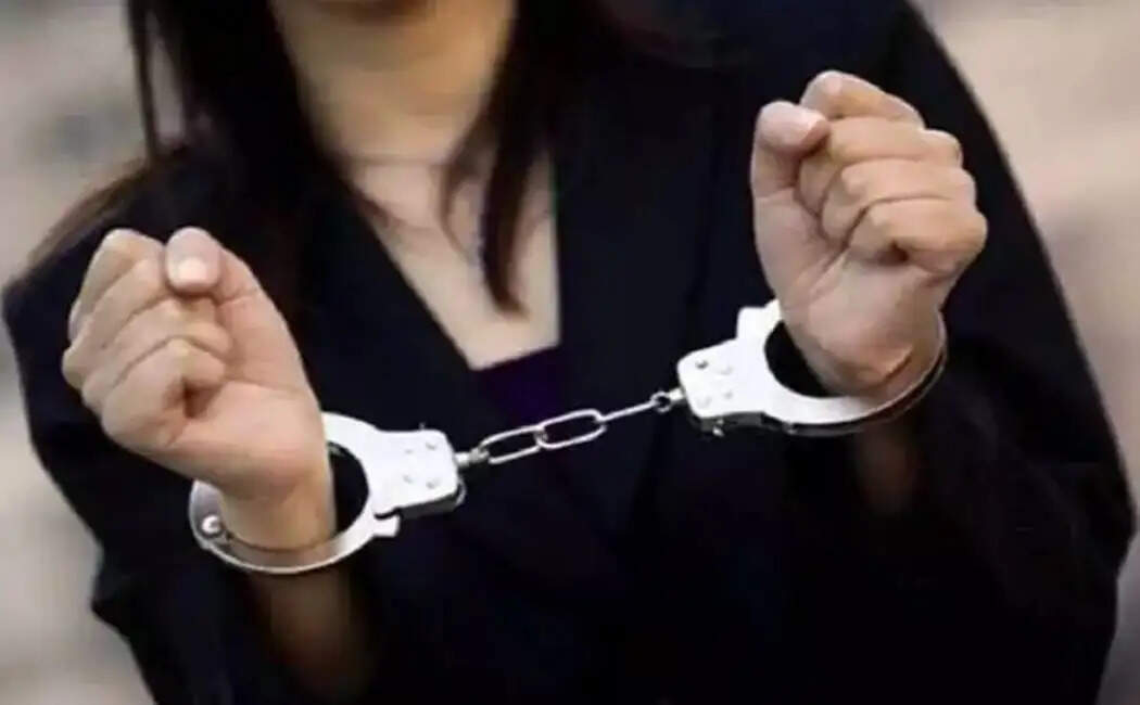 10ம் வகுப்பு மாணவனுடன் சல்லாபம் செய்த ஆசிரியை !! வெளிச்சத்துக்கு வந்த பகீர் உண்மைகள்!!