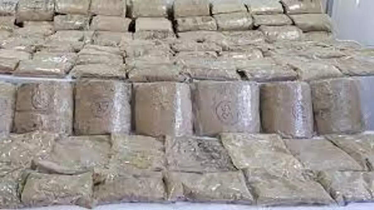 அதிர்ச்சி!! ரூ. 400 கோடி போதைப் பொருட்களுடன் இந்திய எல்லைக்குள் நுழைந்த பாகிஸ்தான் படகு..!!