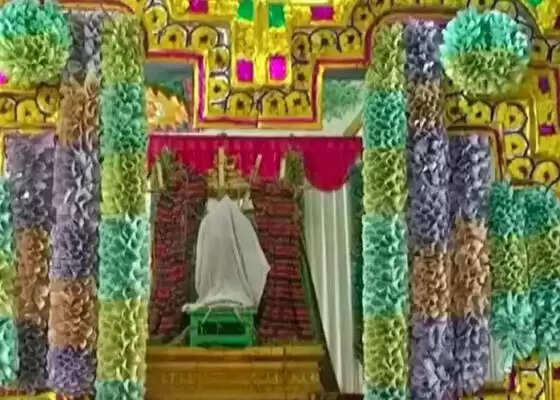 தோரணங்கள், அலங்கார வளைவுகள், மாலைகள் அனைத்தும் ரூபாய் நோட்டுக்கள்! அதிசய கோவில்!