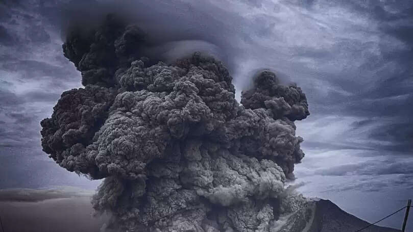 வெடித்து சிதறிய எரிமலை! ஆறாக ஓடும் லாவா ! அழிந்த கிராமங்கள் !