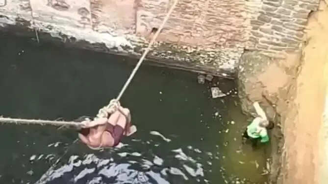 காதலியுடன் பேசிக்கொண்டே கிணற்றில் குதித்த காதலன்!!