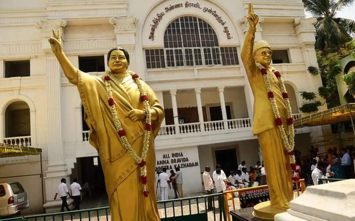 வேதனைகளை சாதனைகளாக்கிய இரும்புப் பெண்மணி ஜெ.ஜெயலலிதா!!