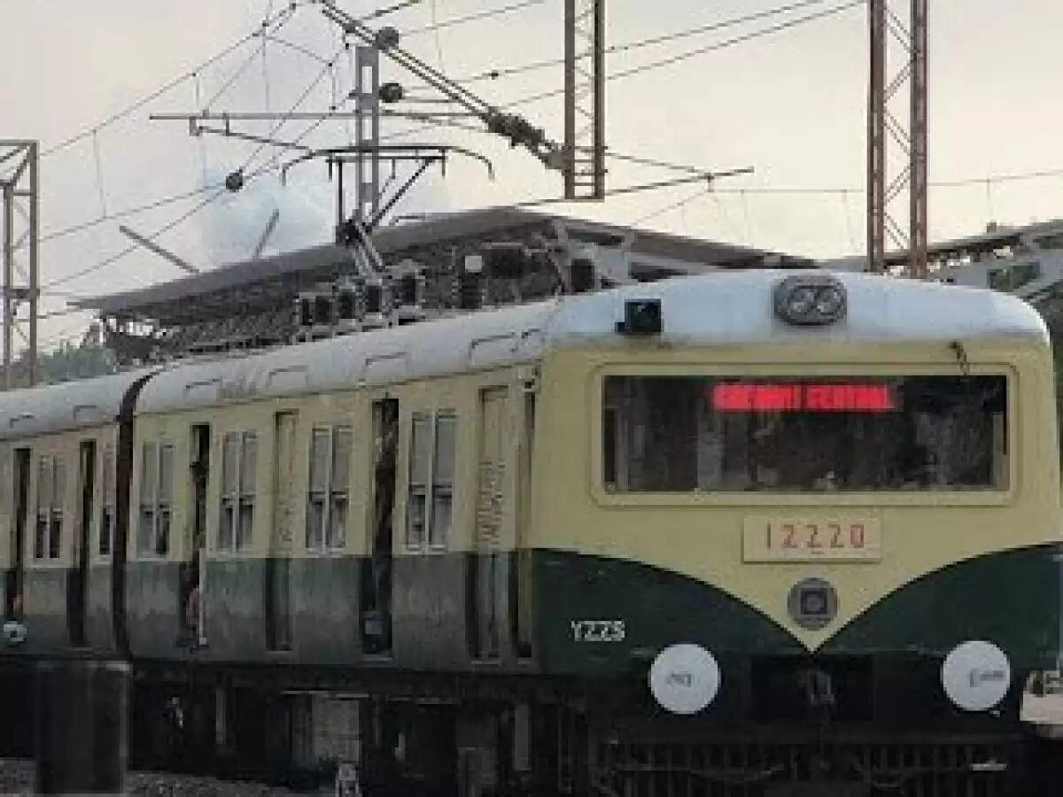 சென்னை செல்ல ரயில் இல்லை! மற்ற ரயில்களை மறித்து பயணிகள் போராட்டம்!