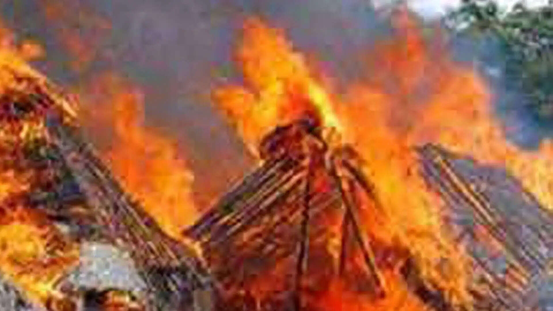 மின்கசிவால் குடிசைகள் எரிந்து நாசம்!