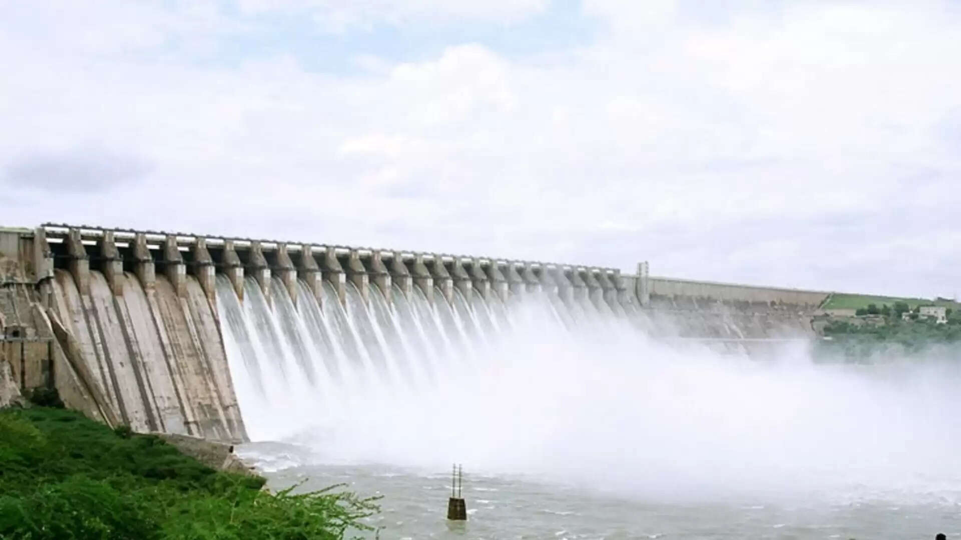 பவானிசாகர் அணை தொடர்ந்து 10 நாட்களாக 104 அடியிலே நீட்டிப்பு