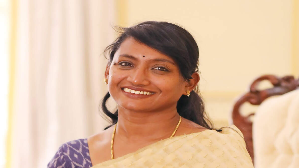 இன்னசெண்ட் திவ்யா உட்பட 5 ஐஏஎஸ் அதிகாரிகள் இடமாற்றம்... டாஸ்மாக் நிர்வாகத்திலும் அதிரடி மாற்றம்!