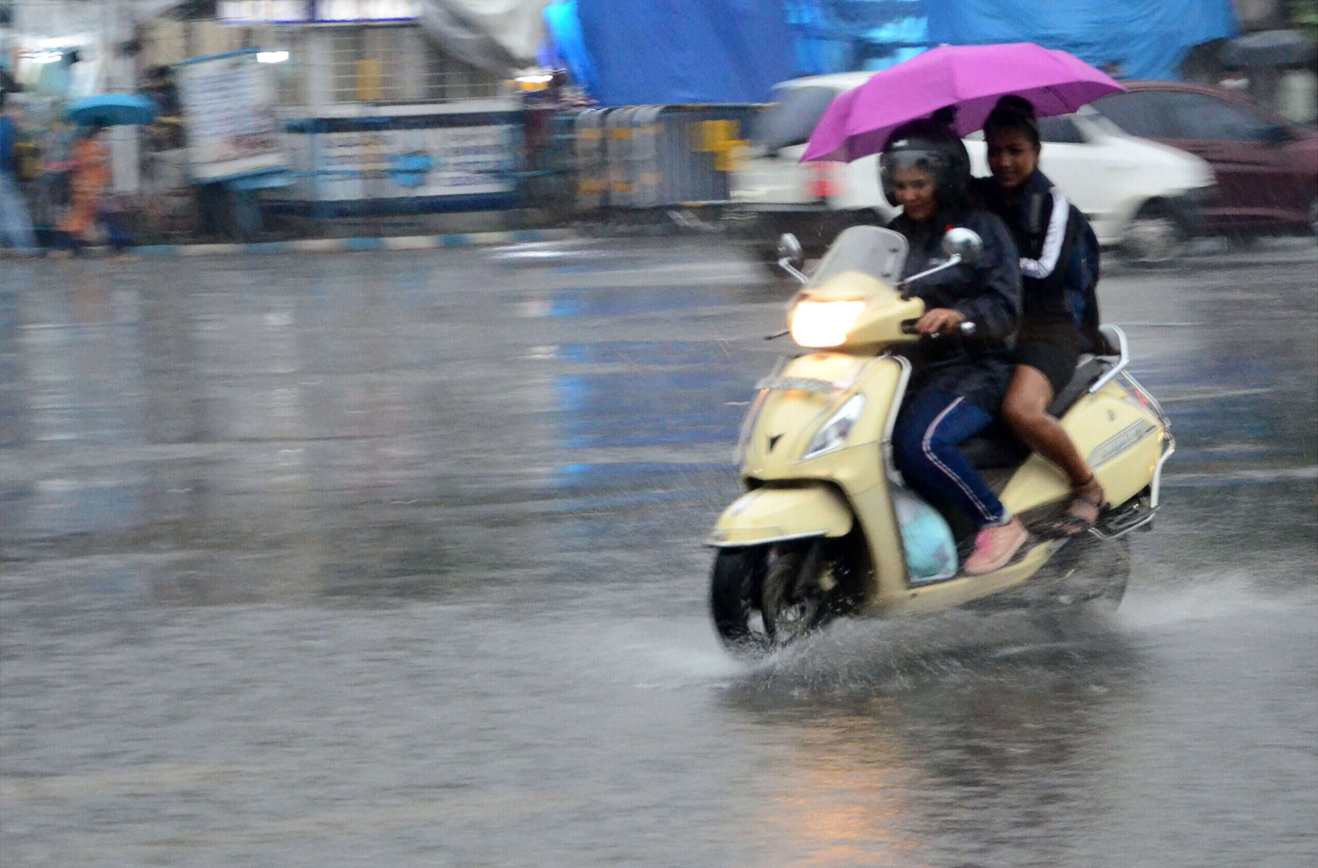 சென்னையில் கனமழை.. இலவச அவசர உதவி எண்கள் அறிவிப்பு!