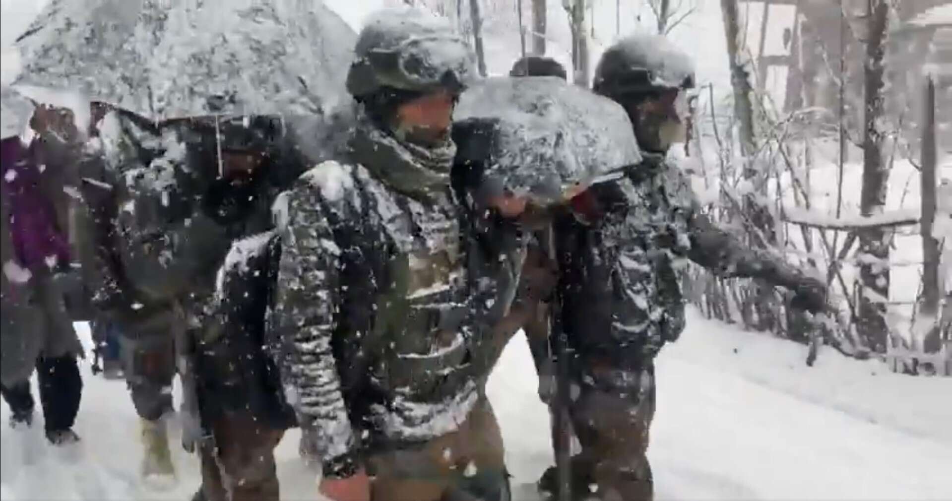 பரபரப்பு... காஷ்மீரில் 6 தீவிரவாதிகள் சுட்டுக் கொலை... 2 ராணுவ வீரர்கள் உயிரிழப்பு!