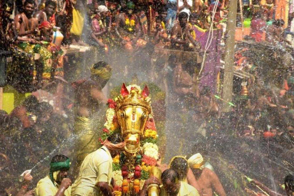 கள்ளழகர் ஆற்றில் இறங்கும் வைபவம்... தண்ணீர் பீய்ச்சி அடிக்க கட்டுப்பாடு... உயர்நீதிமன்றம் அதிரடி உத்தரவு!