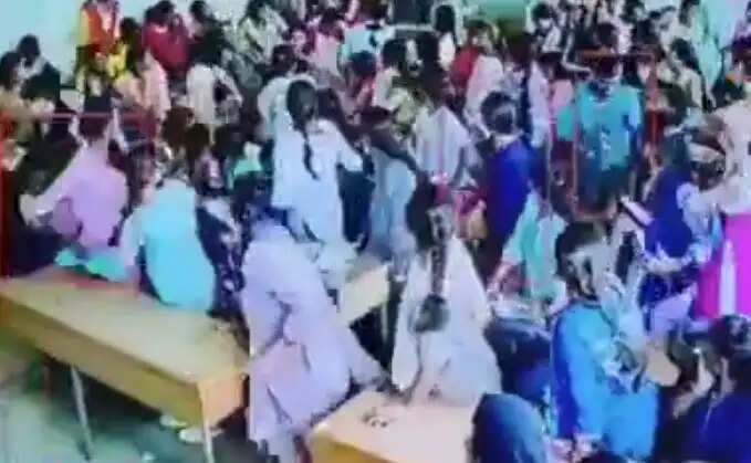 கல்லூரி மாணவிகள்