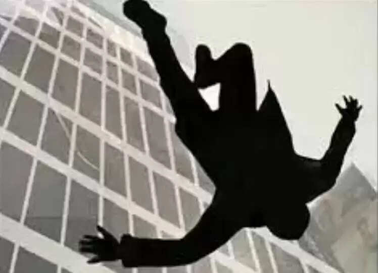 மாடியில் இருந்து  மாடியிலிருந்து குதித்து