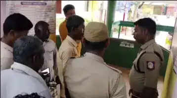 போலீசார்