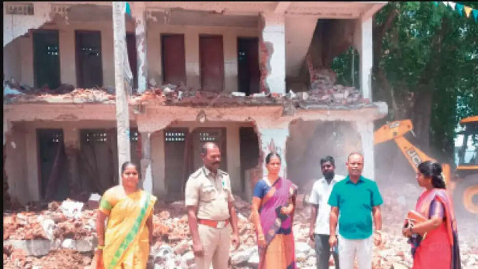 கோவில் இடத்தில் கட்டப்பட்ட கழிவறை கட்டிடம் இடித்து அகற்றம்