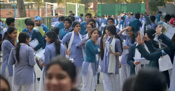 சிபிஎஸ்இ பொதுத்தேர்வு தேர்வு மாணவிகள்