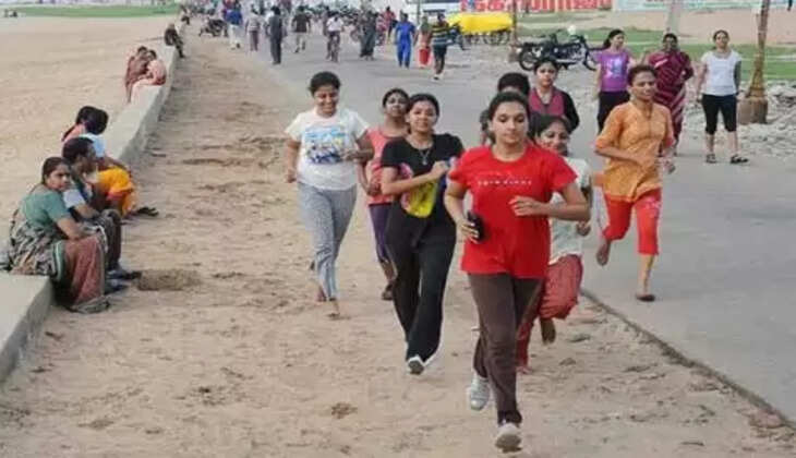 வாக்கிங் ஜாக்கிங் பெண்கள் ஓட்டம் மெரீனா கடற்கரை நடைபயிற்சி