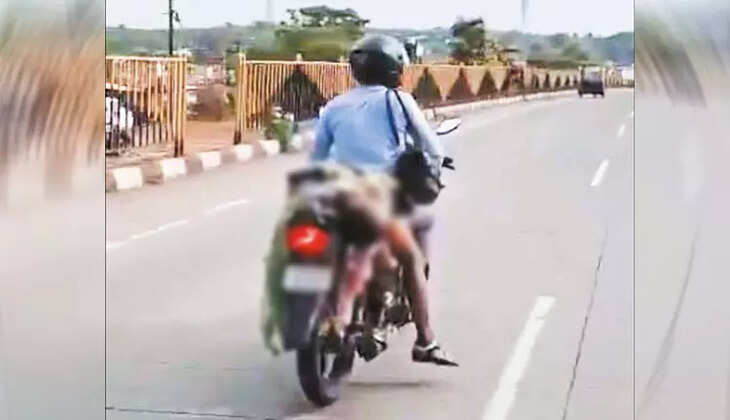 பைக்கில் மனைவி உடல்