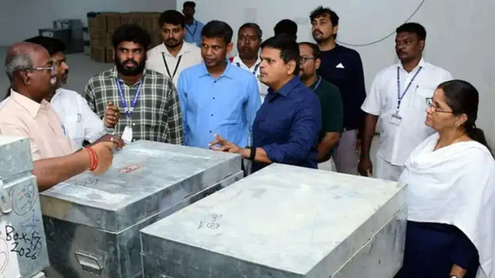 வாக்குப்பதிவு இயந்திரங்கள் தேர்தல் அதிகாரிகள் 