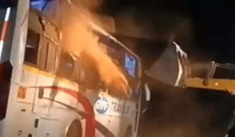 கோரவிபத்து!! தலைக்குப்புற கவிழ்ந்த ஆம்னி பேருந்து!! 2 பேர் பலி!! 20 பேர் படுகாயம்!!