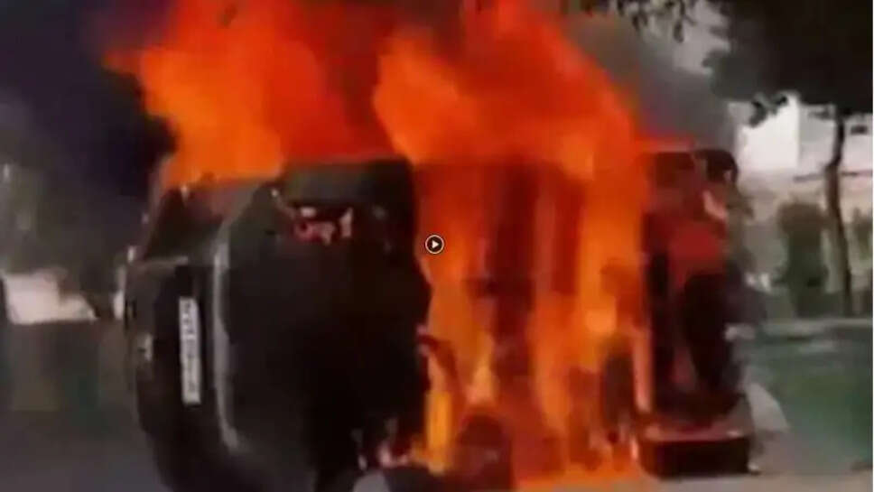 வாகனம் தீவைப்பு வன்முறை நொய்டா