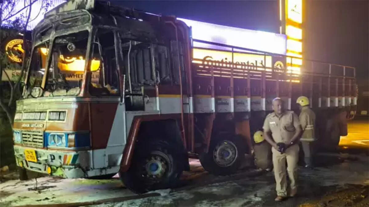 லாரியில் தீ